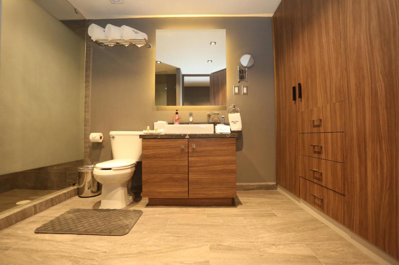 Deluxe Queen Suite