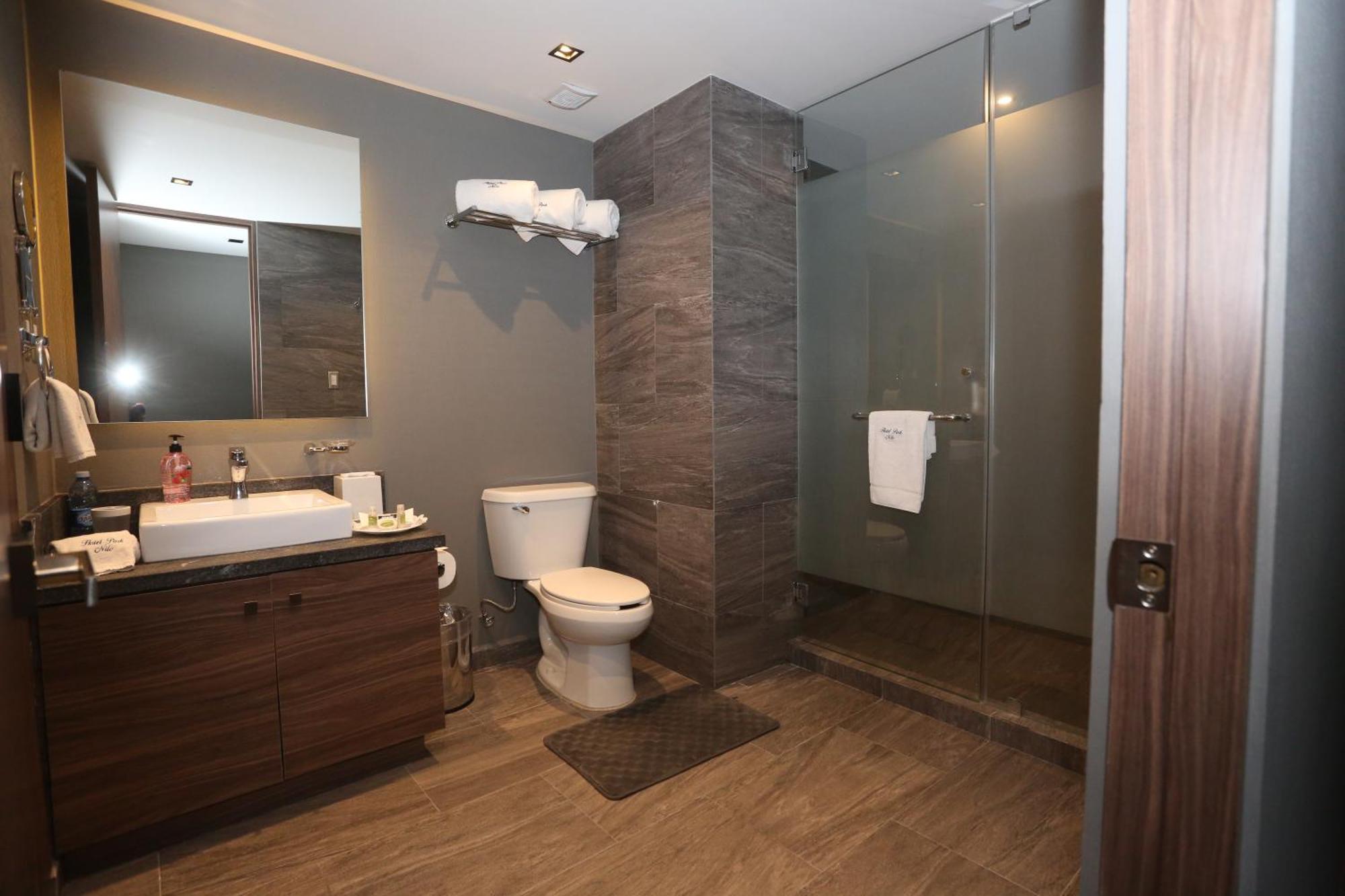 Deluxe Queen Suite
