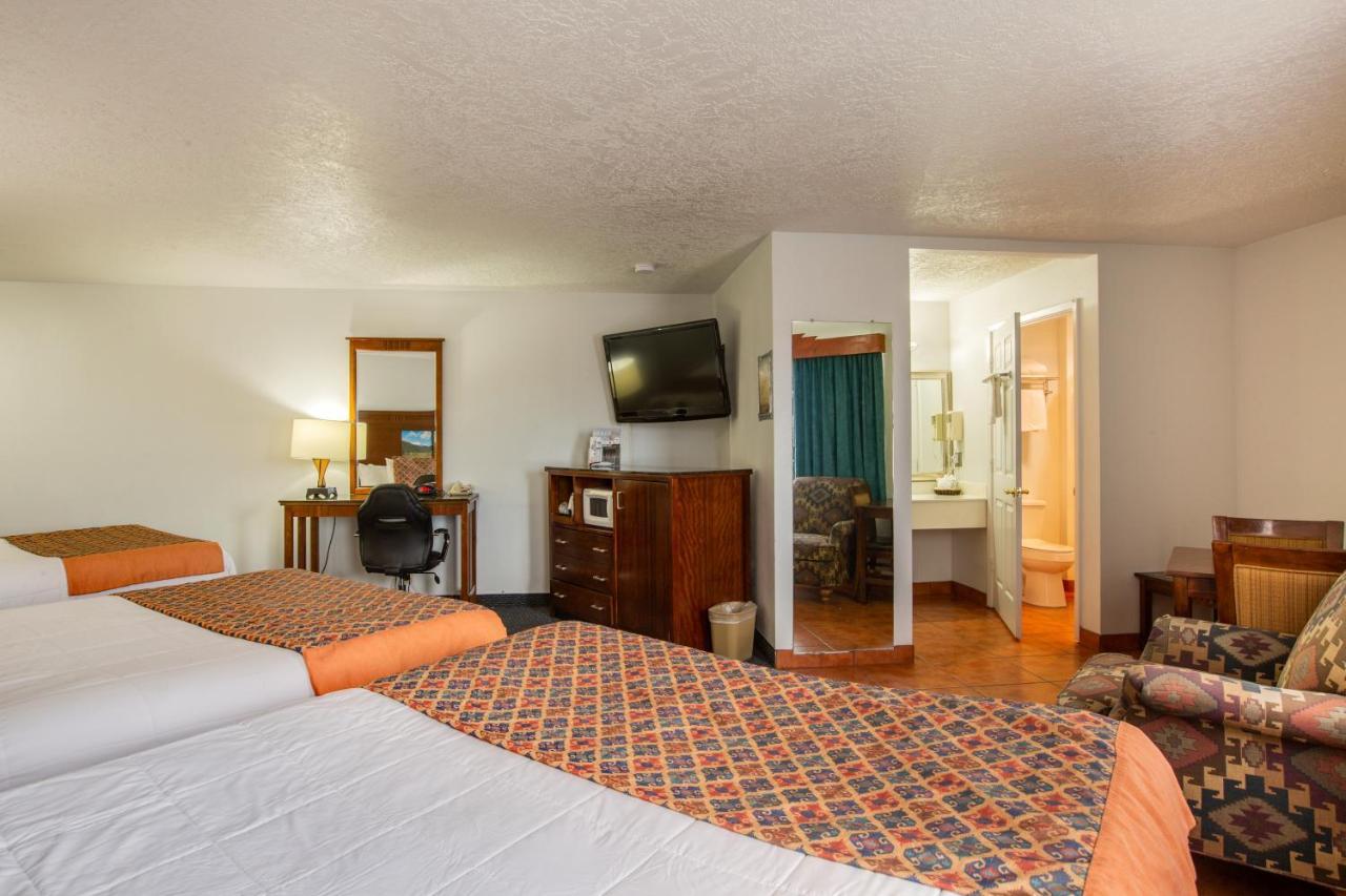 Family Suite with Three Queen Beds - Non-Smoking