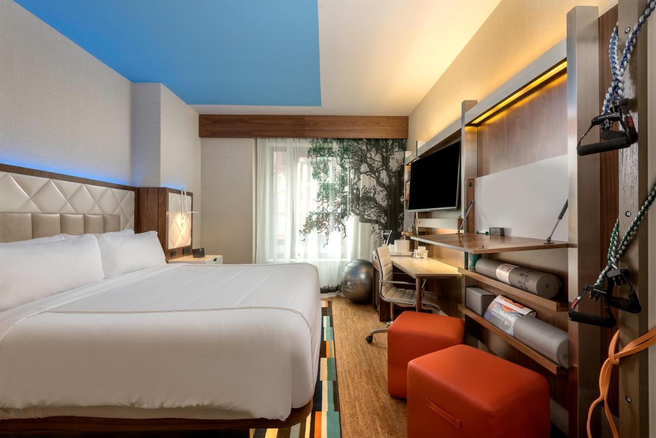 Standard King Room with Roll-In Shower - Mobility Access,995134015:JPEG