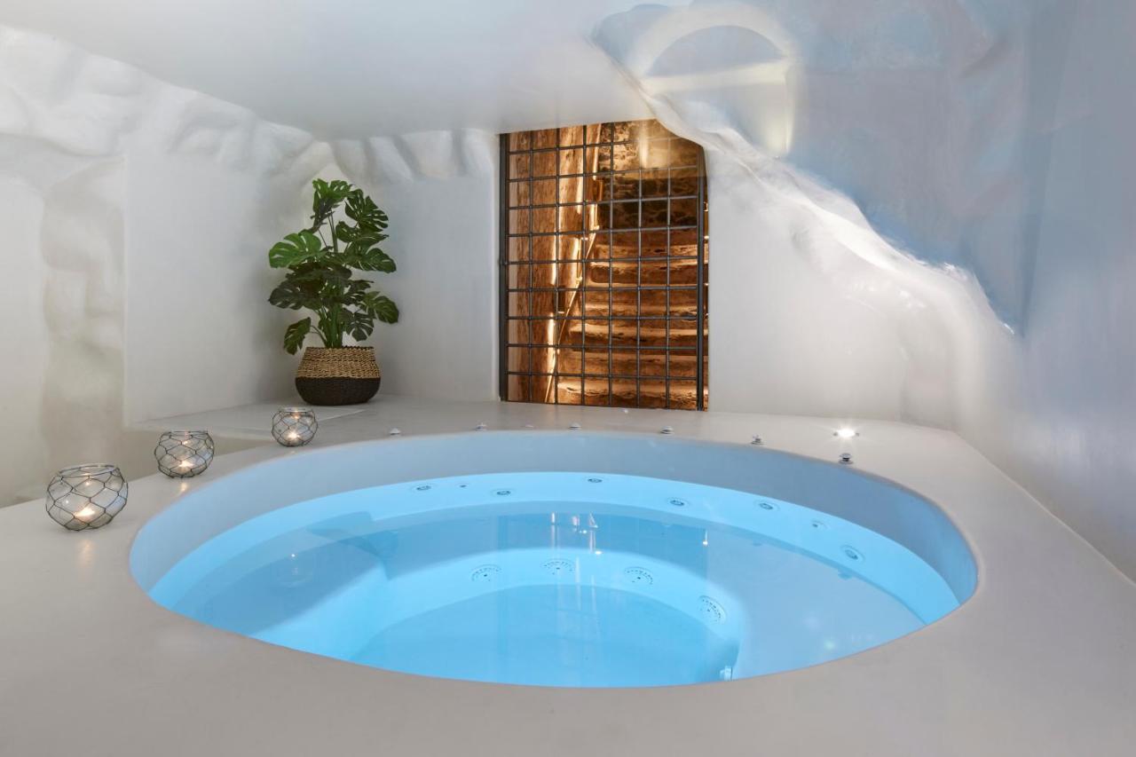 Deluxe Queen Suite Indoor Hot-Tub