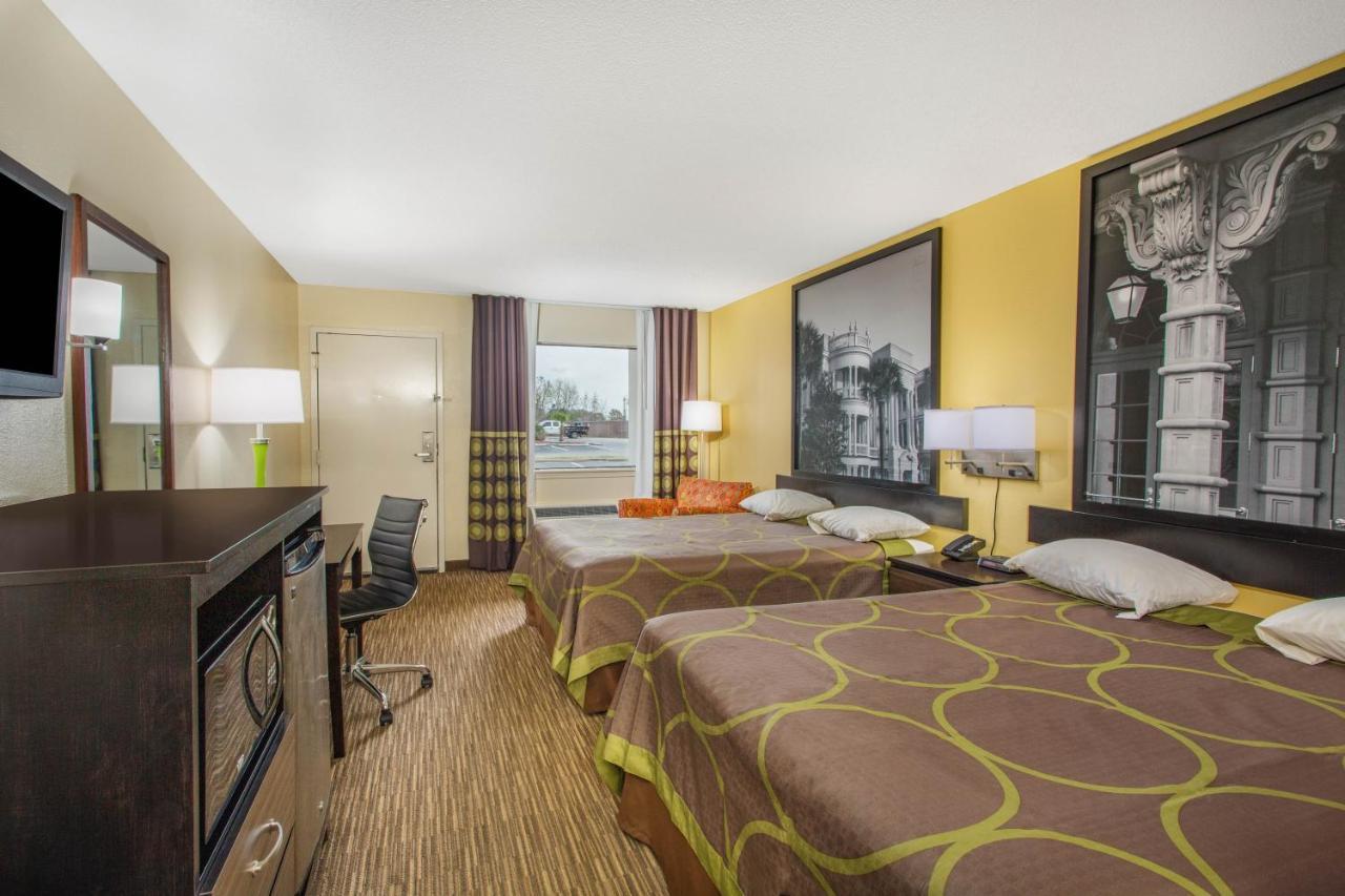 Queen Room Two Queen Beds Smoking