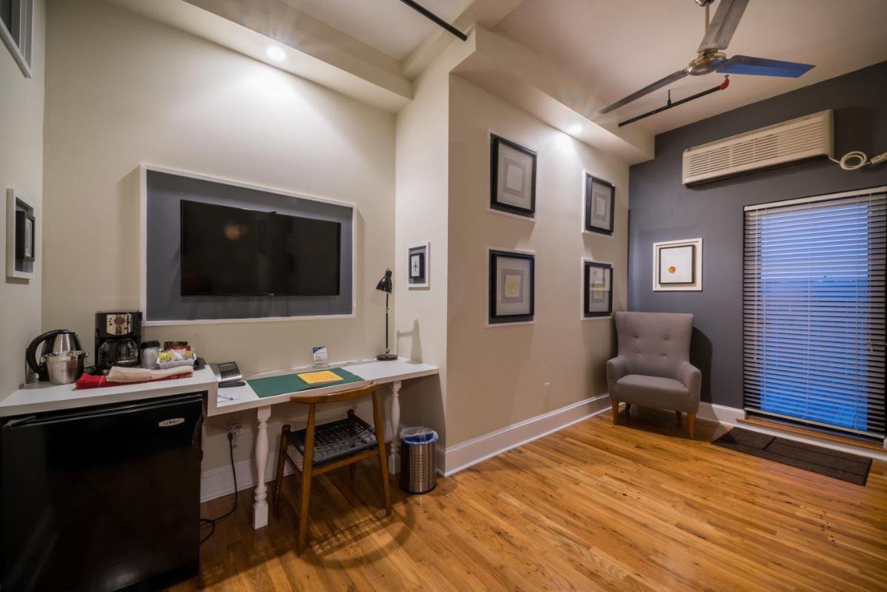 One Bedroom Penthouse with Roof Deck,999559377:JPEG