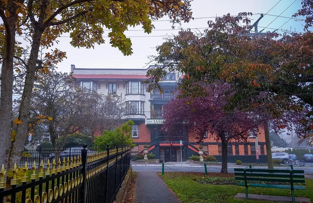 James Bay Inn Hotel, Suites & Cottage-1
