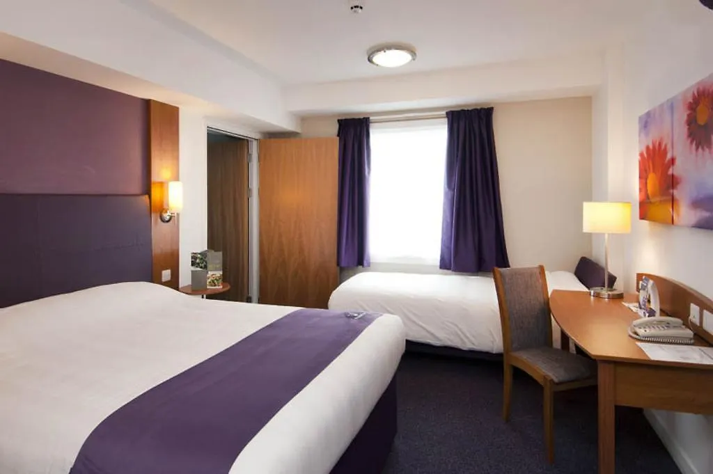 Premier Inn Edinburgh Princes Street-1