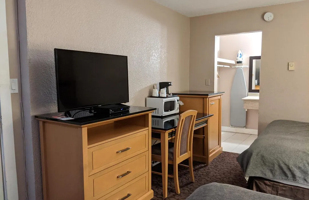 Howard Johnson By Wyndham Downtown Kamloops-1
