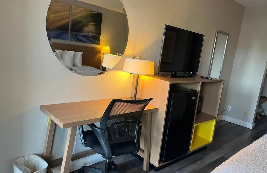 Days Inn & Suites By Wyndham Dayton North-1