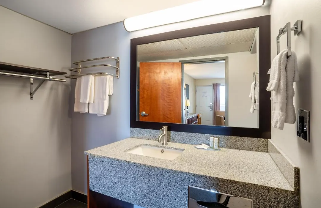 Thriftlodge By Wyndham Regina North-1