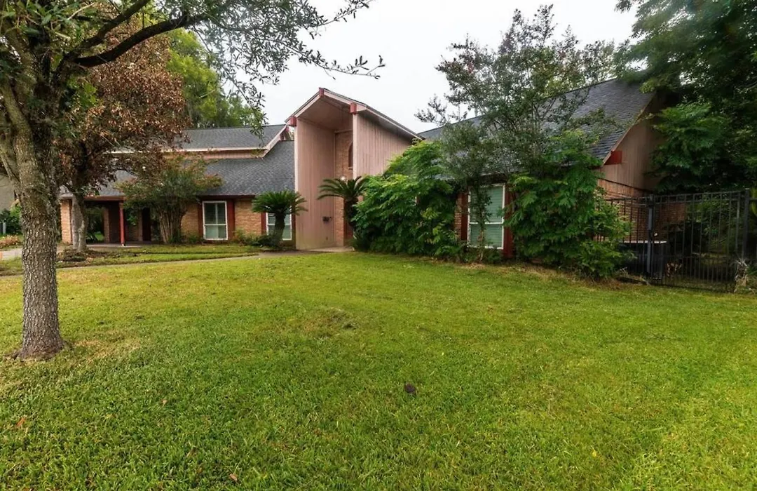Huge 6 Bedroom With Pool, Spa, 85 Inch Tv, Game Room-1