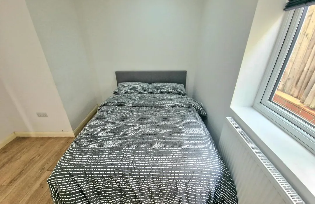 Mile End Budget Guesthouse-1