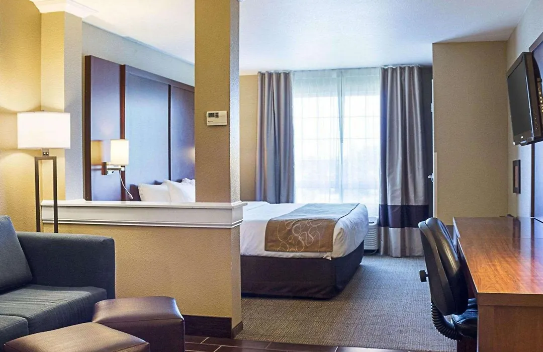 Comfort Suites Minot South-1