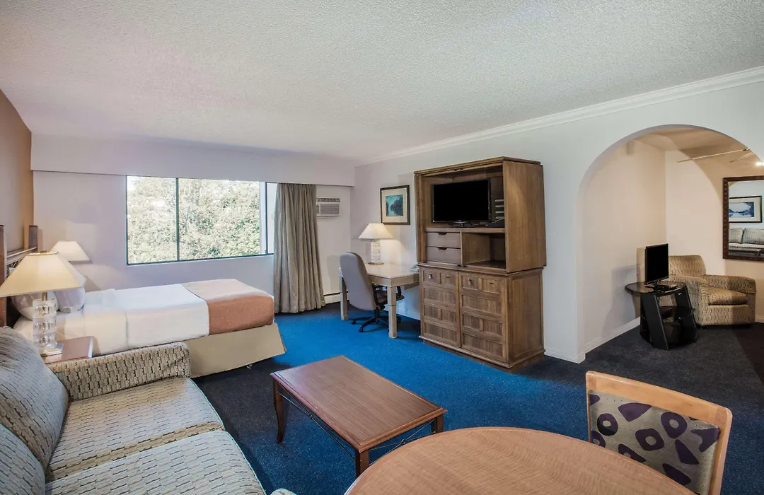 Howard Johnson Hotel By Wyndham Victoria-1