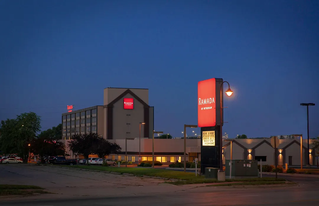 Ramada By Wyndham Cedar Rapids-1