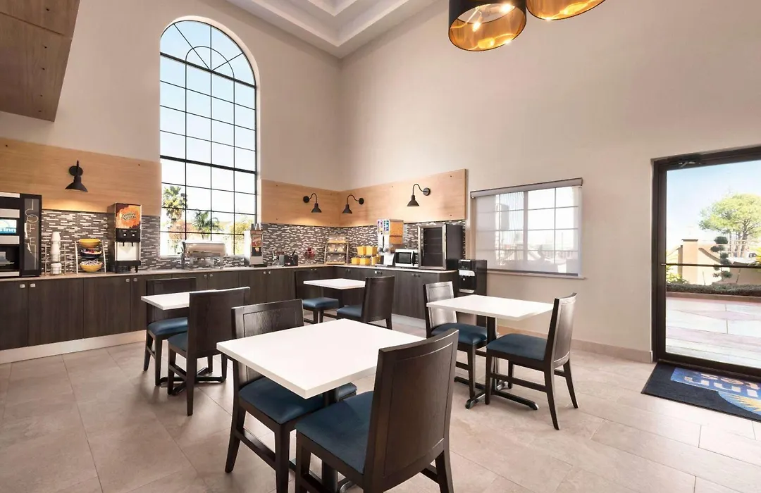 Days Inn & Suites By Wyndham Houston Hobby Airport-1