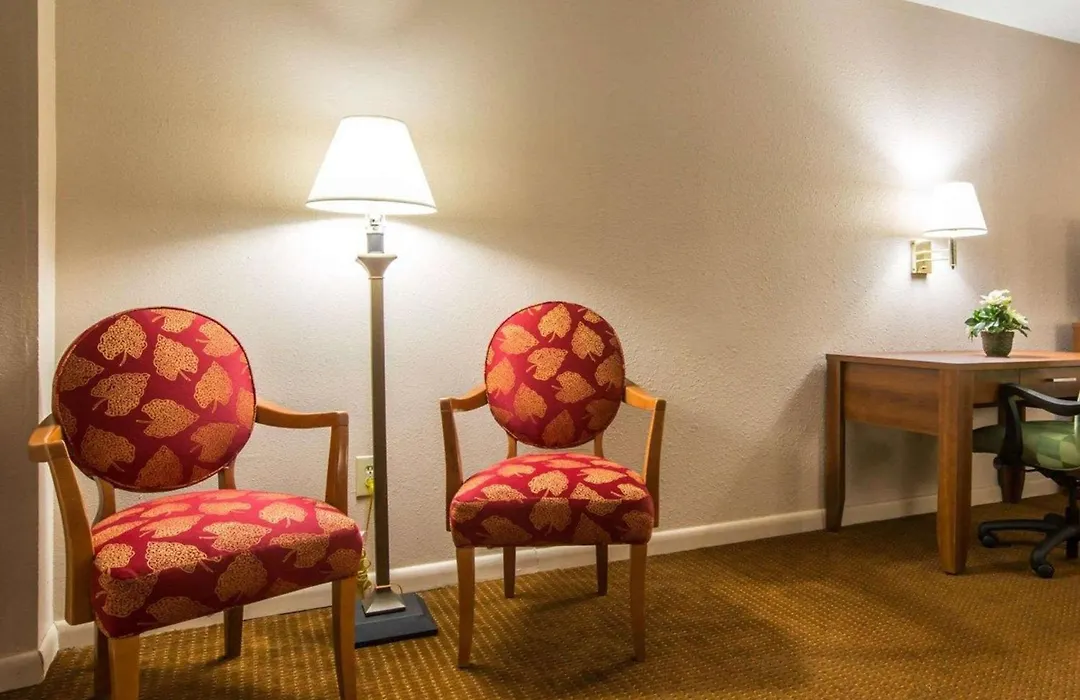 Econo Lodge Inn & Suites Columbus Near Fort Benning-1