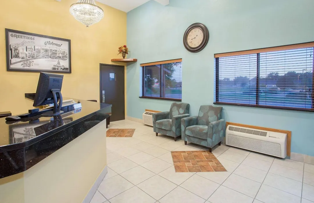 Super 8 By Wyndham Normal Bloomington-1