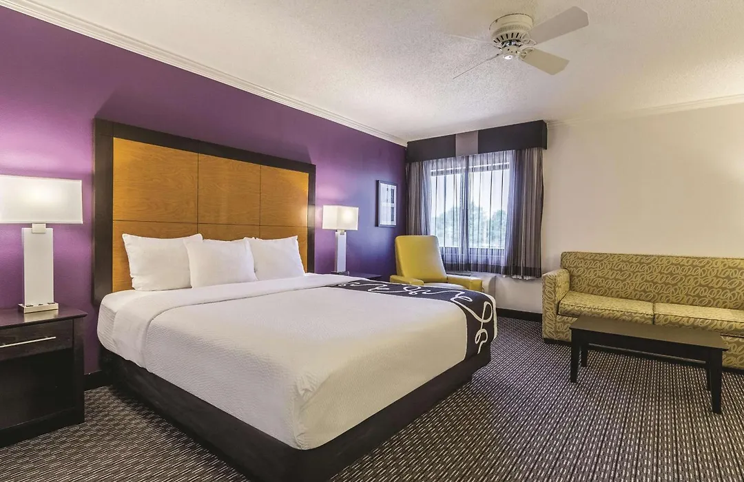 La Quinta Inn & Suites By Wyndham Cleveland - Airport North-1