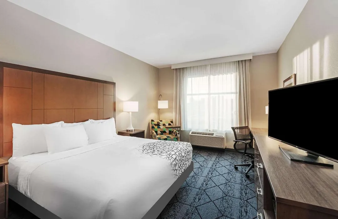 La Quinta Inn & Suites By Wyndham Kansas City Beacon Hill-1