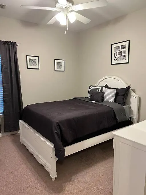 Cheerful 3 Bedroom, Close To Downtown And Arena!!!-1