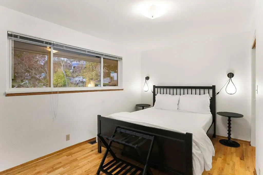 Hillside On North Queen Anne-1