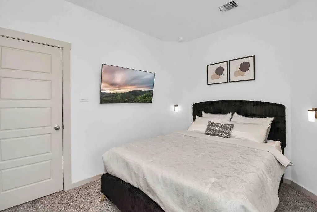 4Bedroom Escape - Near Med Center With Backyard-1