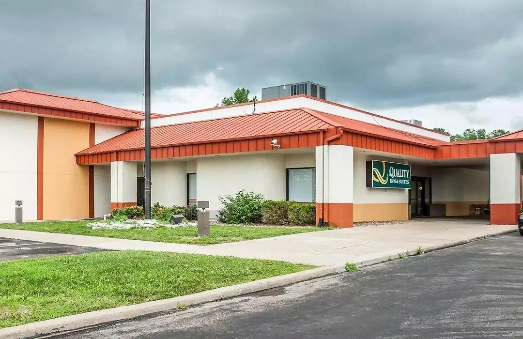 Quality Inn & Suites Kansas City I-435N Near Sports Complex-1