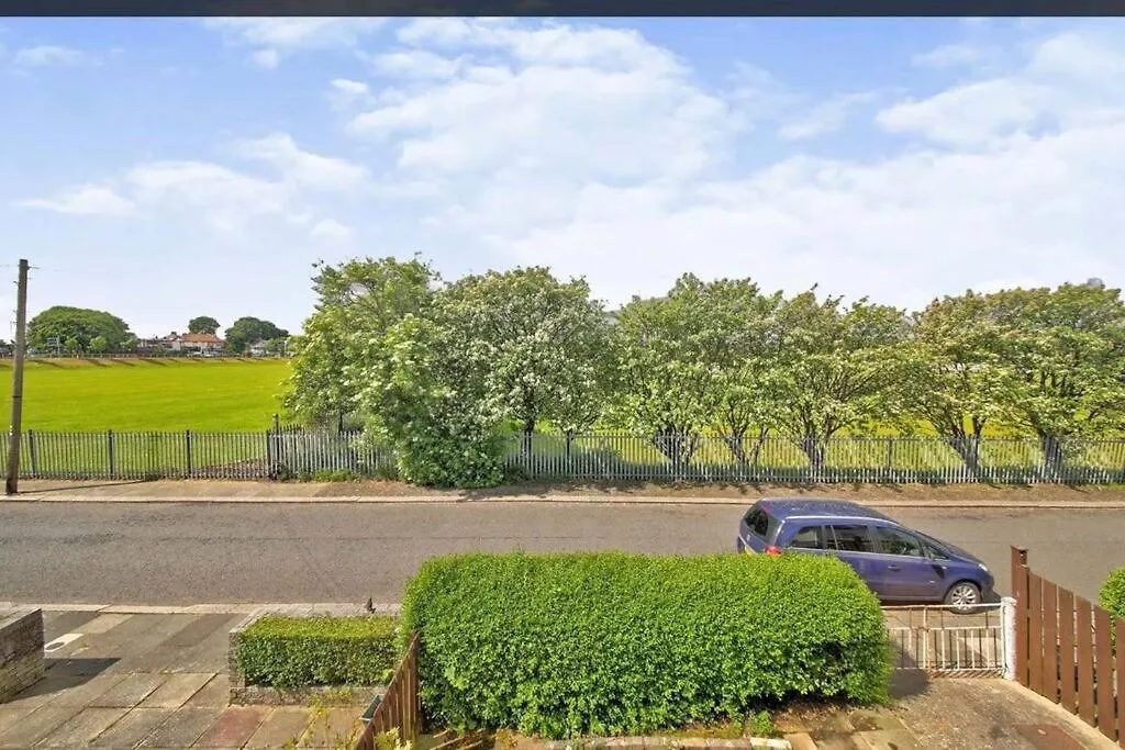 Modern Family Home Large Garden Free Parking-1