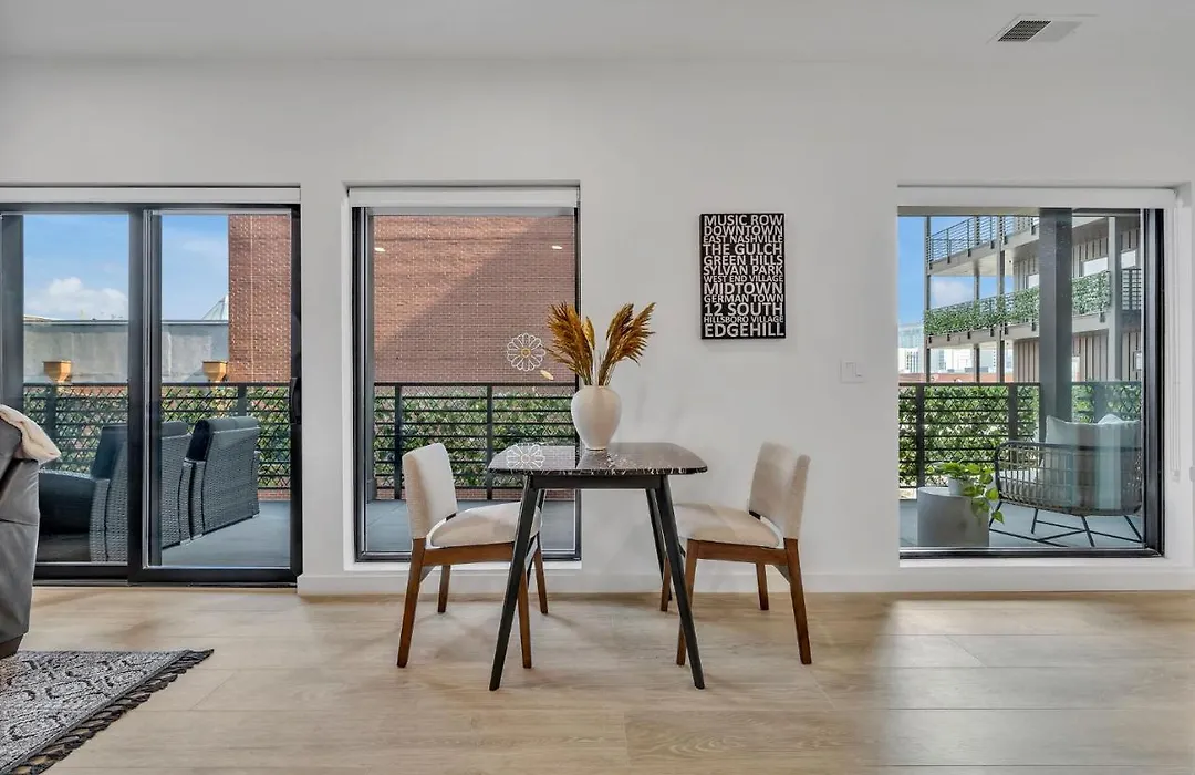 Huge Downtown Corner Unit- Pool-Gym-Walk 2 Broadway-1