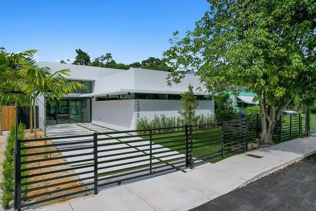 Design House -Heated Pool -Big Yard -Gated Parking-1