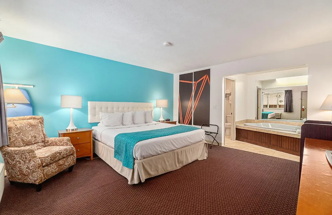 Howard Johnson By Wyndham Traverse City-1