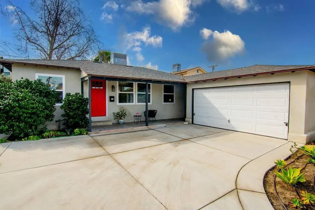 Beautiful 3 Bed 1 Bath Designer Home + Hot Tub-1