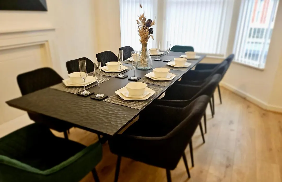 Large New House, Sleeps 8, Free Parking, Near City Centre-1