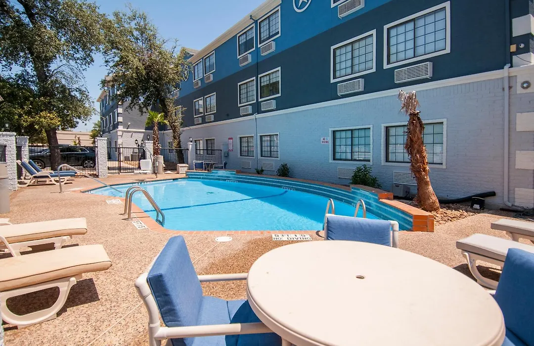 Days Inn & Suites By Wyndham San Antonio North/Stone Oak-1