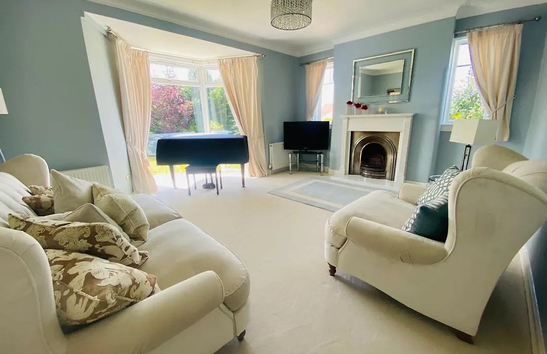 Gorgeous Family Home 15 Mins From City Centre Edinburgh-1