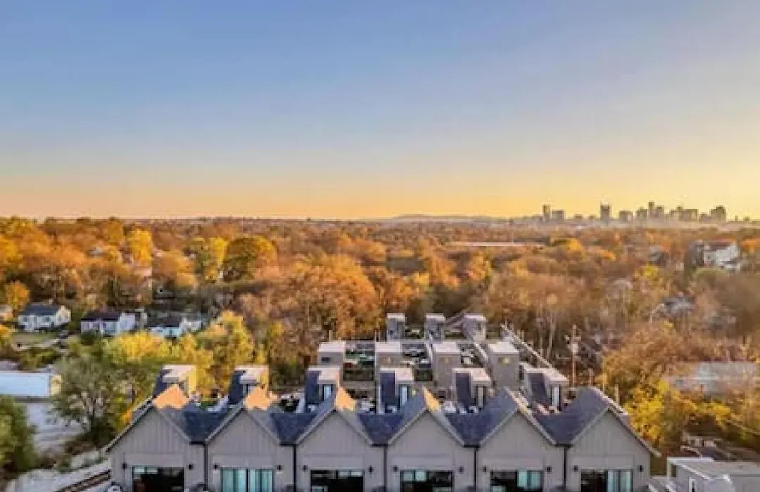 Large Patio, Rooftop Deck And Garage, 3 Miles To Broadway-1