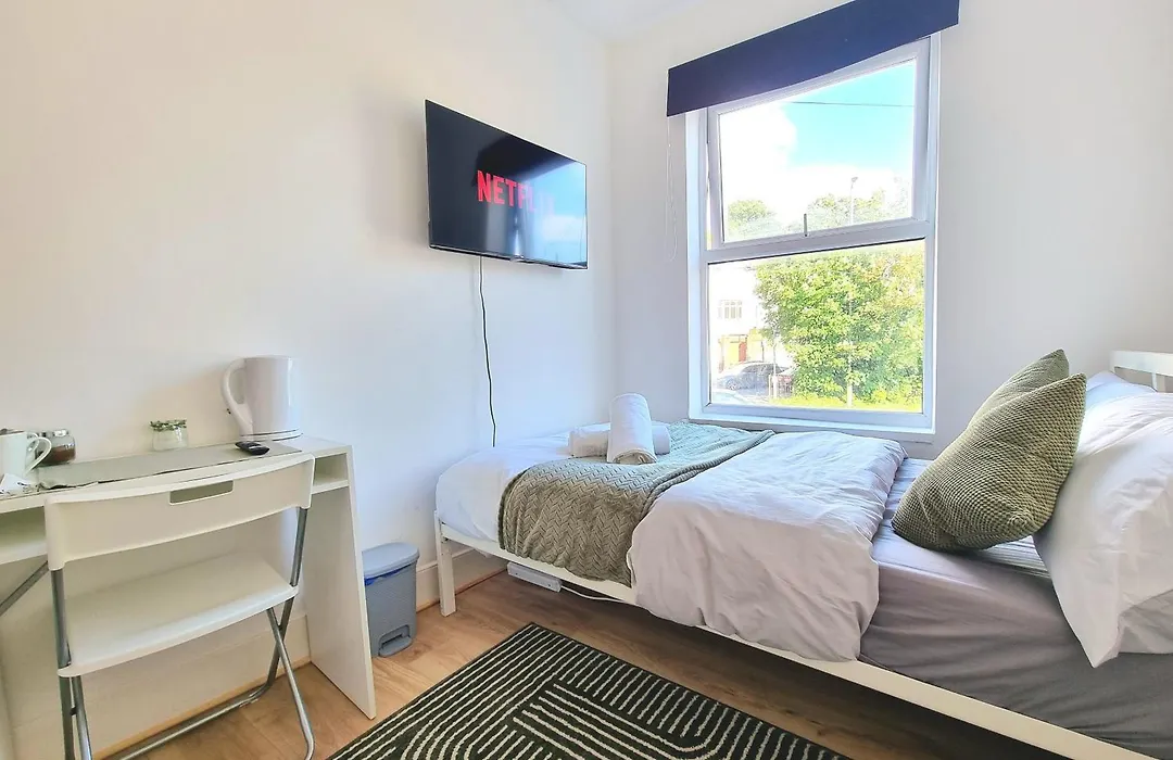 Easy Rooms, London Luton Airport -24 Hour Check-In-1