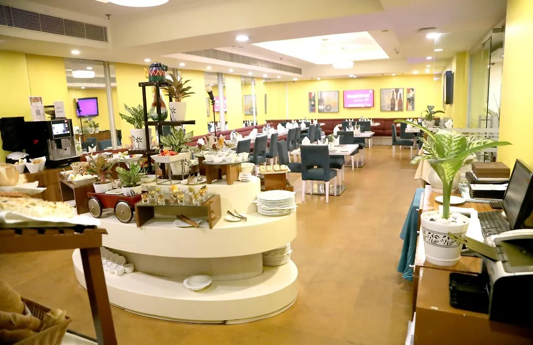 Sarovar Portico Naraina, Hotel-1