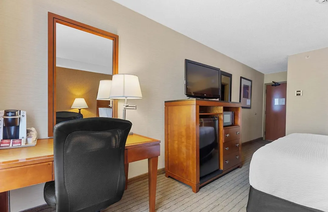 Sandman Hotel & Suites London Downtown-1