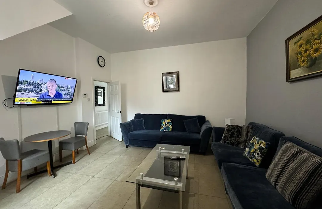 4 Bedroom Large & Modern Private House Central Location-1