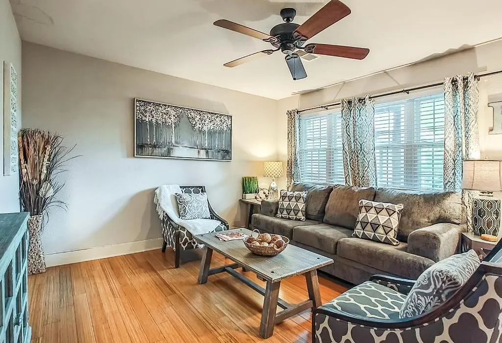 Quiet Plaza Two Bedroom 2 Bathroom-1