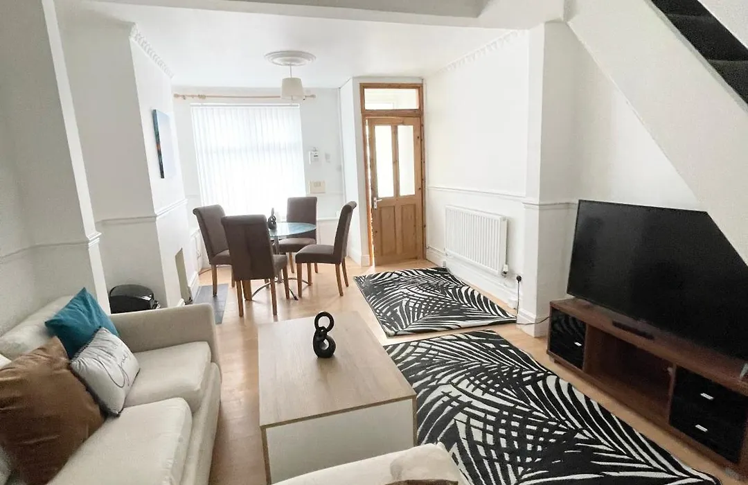 Cute 2 Bedroom Townhouse With Free Street Parking 80 Pound Deposit Returned Next Day Before 1Pm If No Damages-1