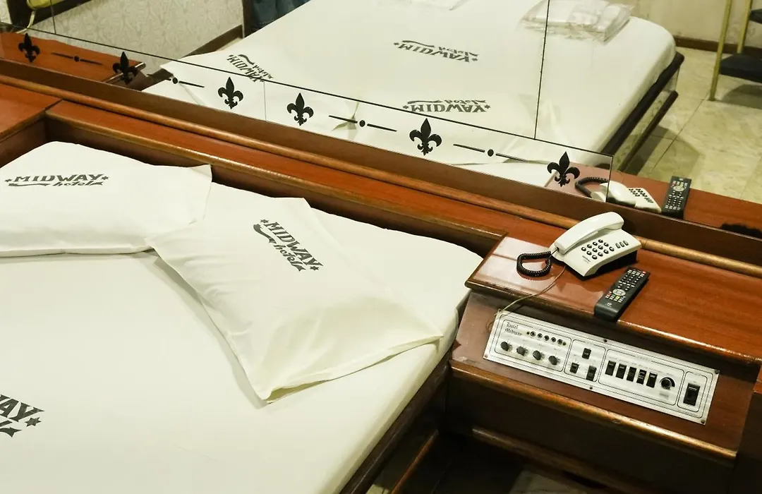 Midway Hotel (Adults Only)-1