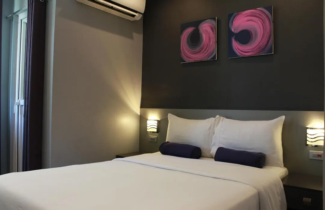 Leez Inn Malate-1