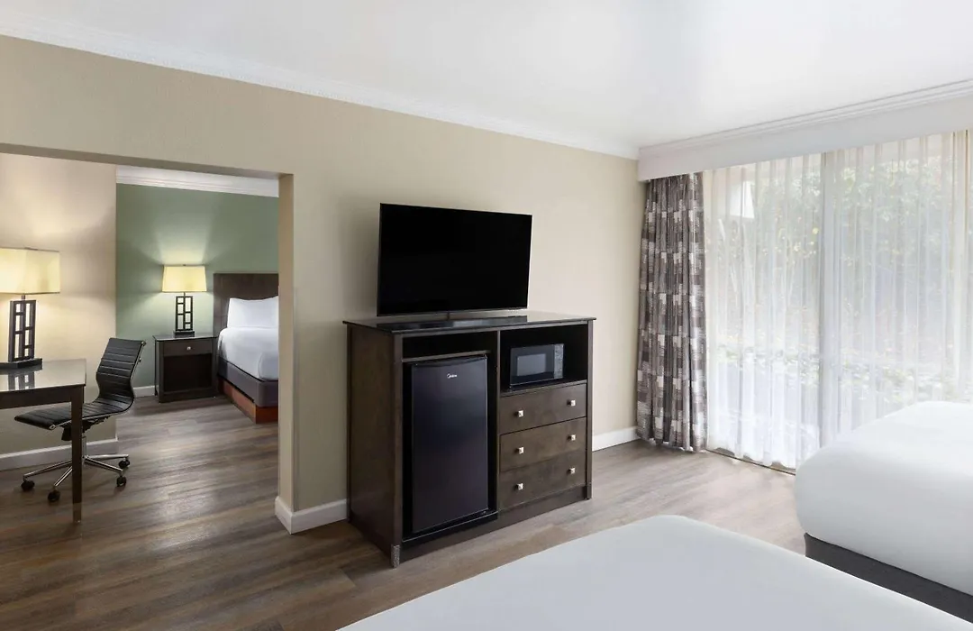 Travelodge By Wyndham Monterey Bay-1