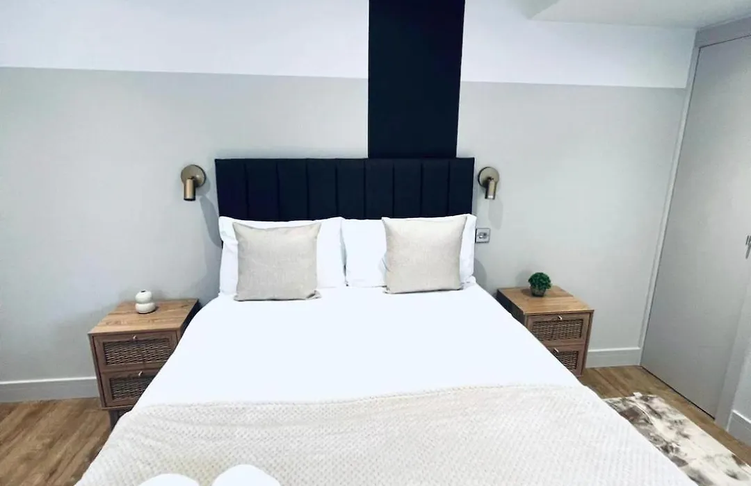 London South Charming Ensuite Look Like Hotel Designer Room-1
