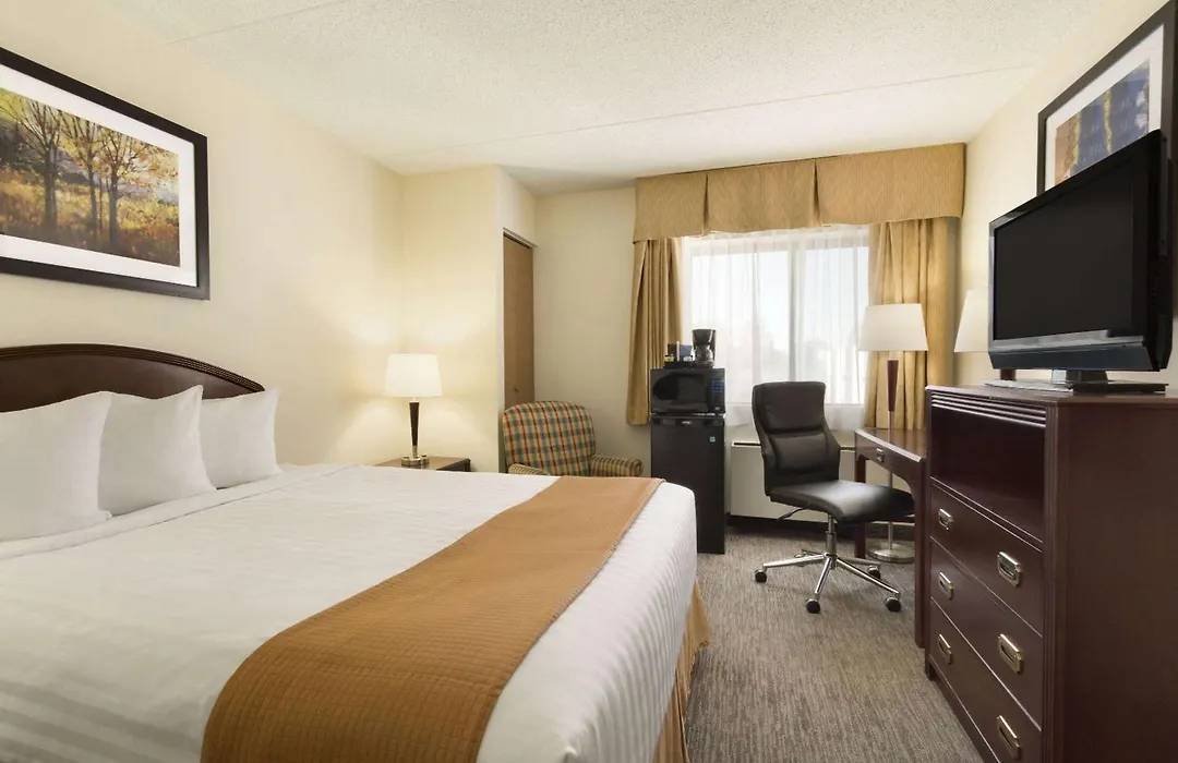 Travelodge By Wyndham Edmonton South-1