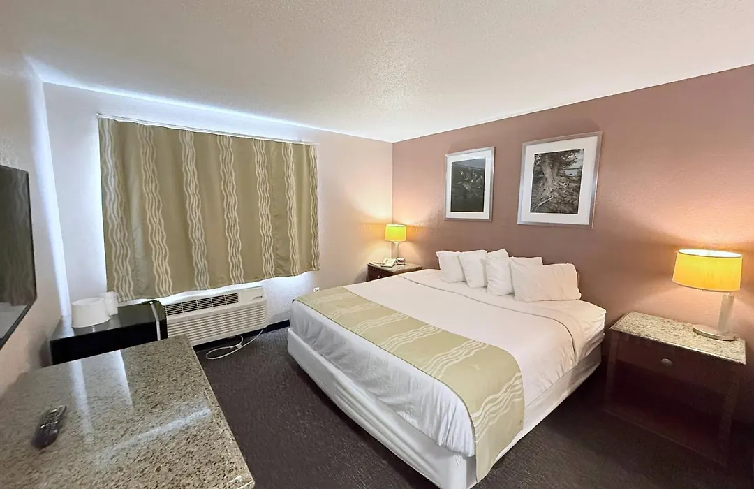 Bison Inn & Suites On University-1