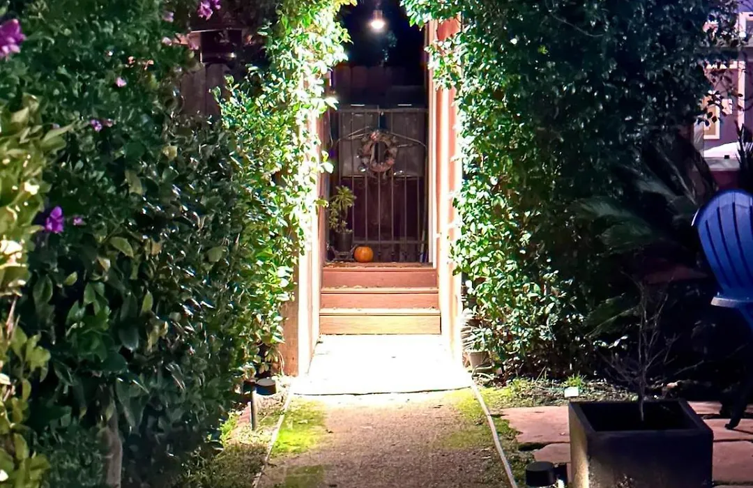The Vine Studio City - Cal King - Private Entrance-1