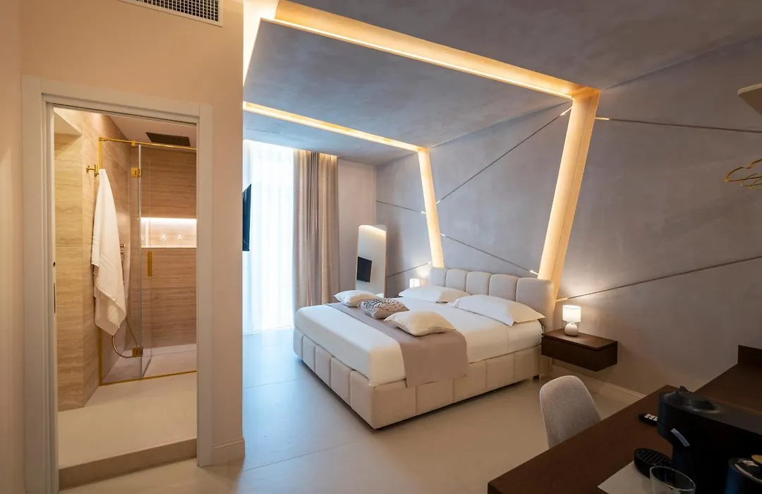 Halo Suite-1