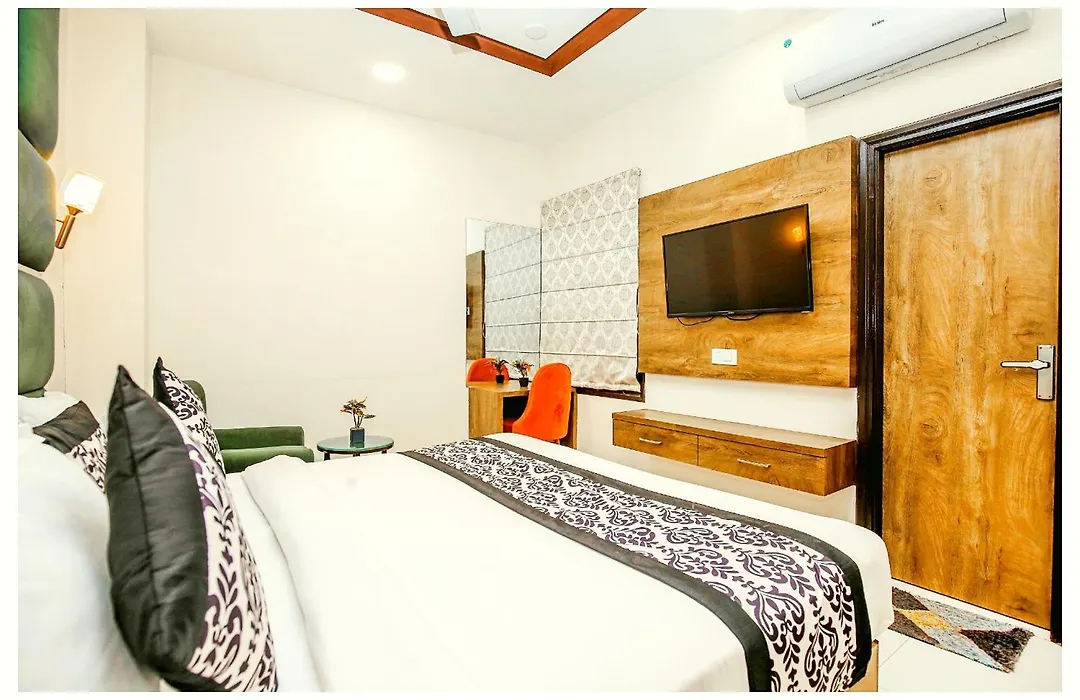 A Premium Hotel Grg Bottoms Up Villa Near Temple-Hygiene & Spacious Room-1